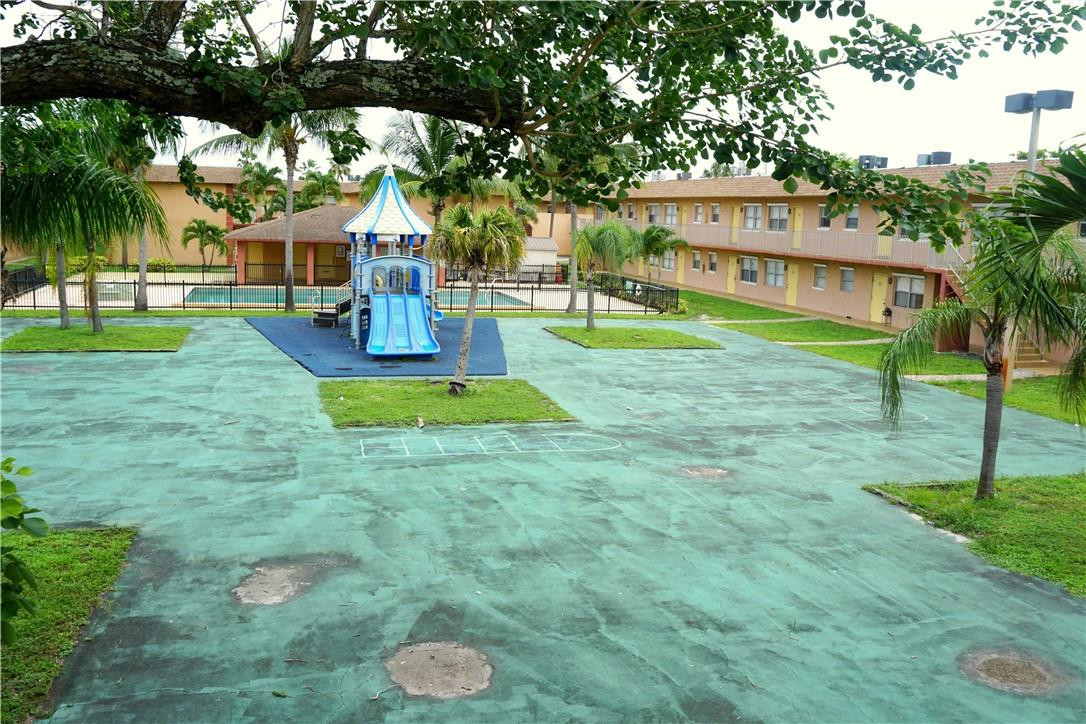 Courts at Oakland Park - Residential