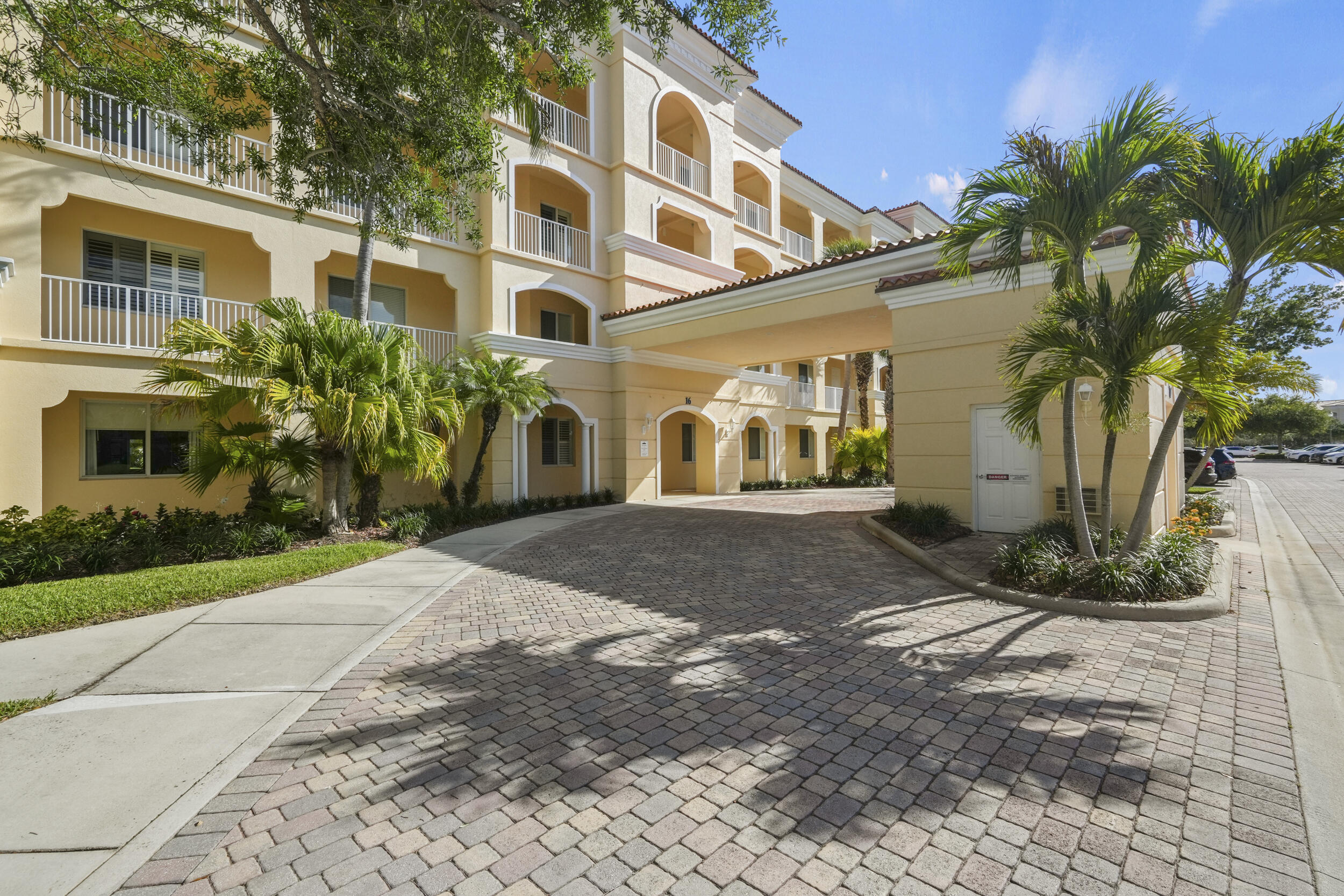 16 W Harbour Isle Dr Drive W 106