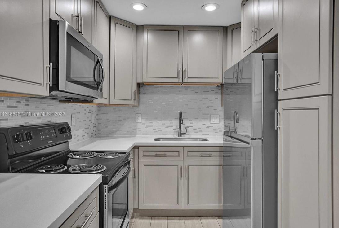 HOLLYWOOD COUNTRY CLUB DI - Residential Lease