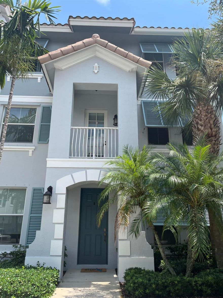 Pristine Luxury (corner unit) tri-level Townhome (3bed,2bath,2 1/2bath) in the coveted and friendly Renaissance CommonsMain level has the kitchen with s/s appliances, upgraded cabinets. under cabinet lighting and granite countertop + large living room with bumped out window for eating area, formal dining room, powder room and small balcony. 3 full bedrooms and 2 full bath (both with windows) on top floor. Lower floor offers a large bonus room (for use as play room, office, entertainment room or mother in law suite. Ideally situated right by the lake, walking distance to walking paths, Clubhouse , restaurants and shops. Association offers a pool, gym, green space, play are for children Renaissance Commons is a pet and family friendly community.Credit minimum 680. Rental insurance req