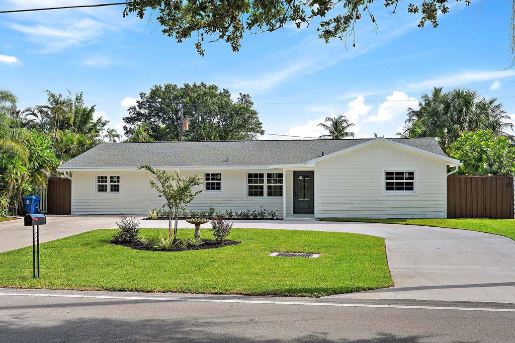 Photo of 109 E RIVERSIDE Drive, Jupiter, FL 33469 (MLS # B26064269)