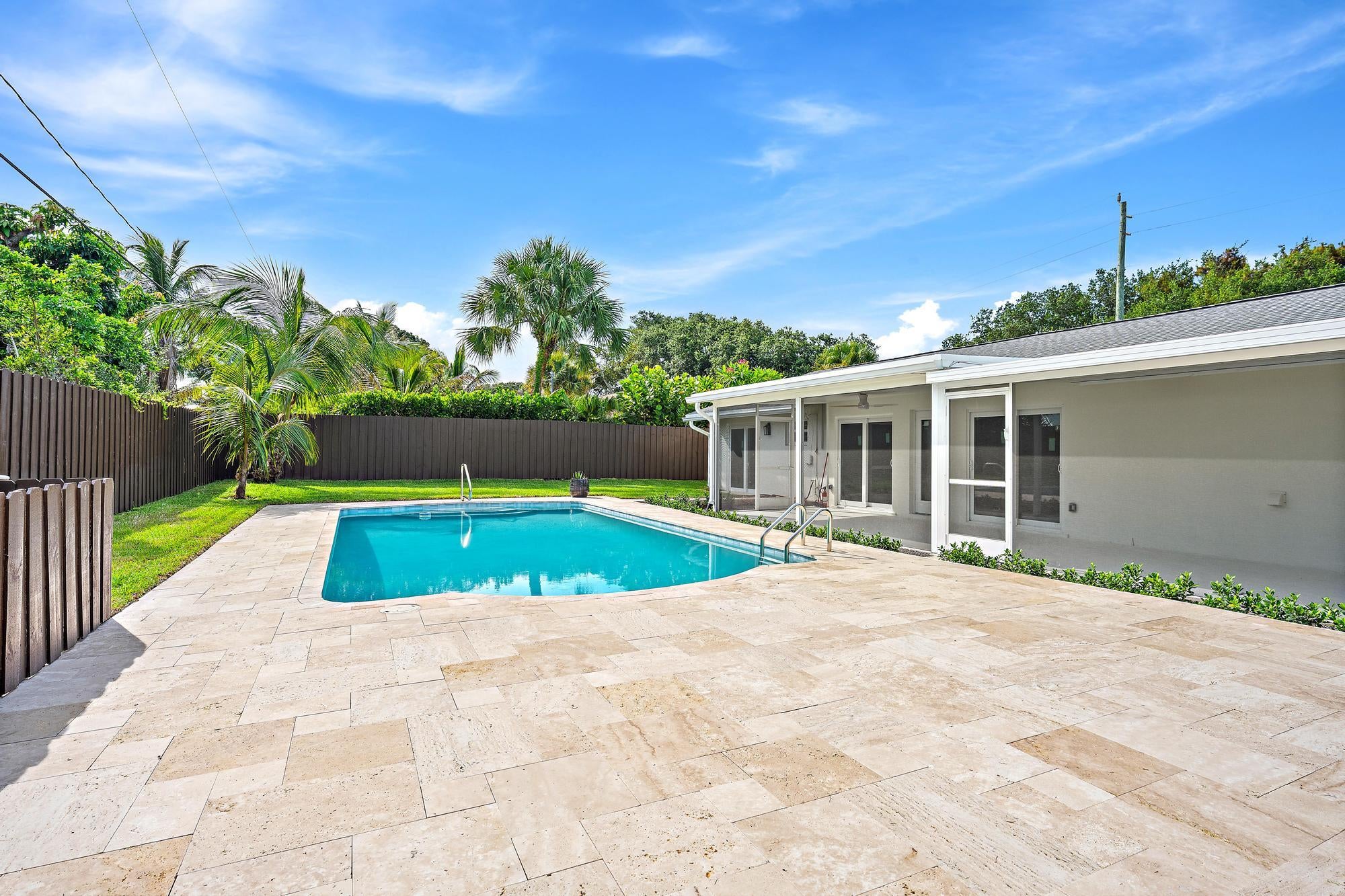 109 E RIVERSIDE Drive