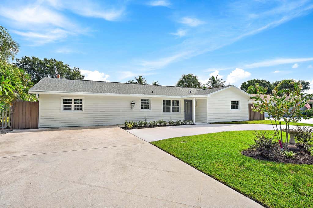Photo of 109 E RIVERSIDE Drive, Jupiter, FL 33469 (MLS # B26064269)