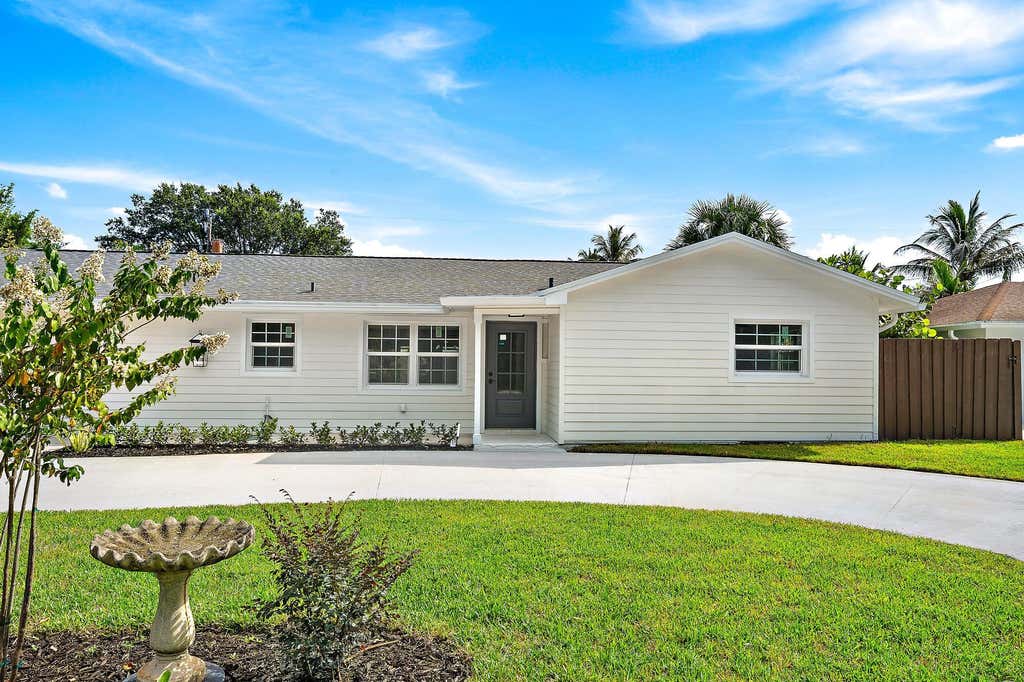 Photo of 109 E RIVERSIDE Drive, Jupiter, FL 33469 (MLS # B26064269)