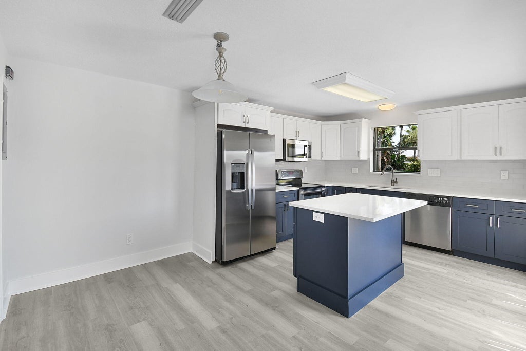 Photo of 1402 Nebraska Avenue #3b, Fort Pierce, FL 34950 (MLS # R11090054)
