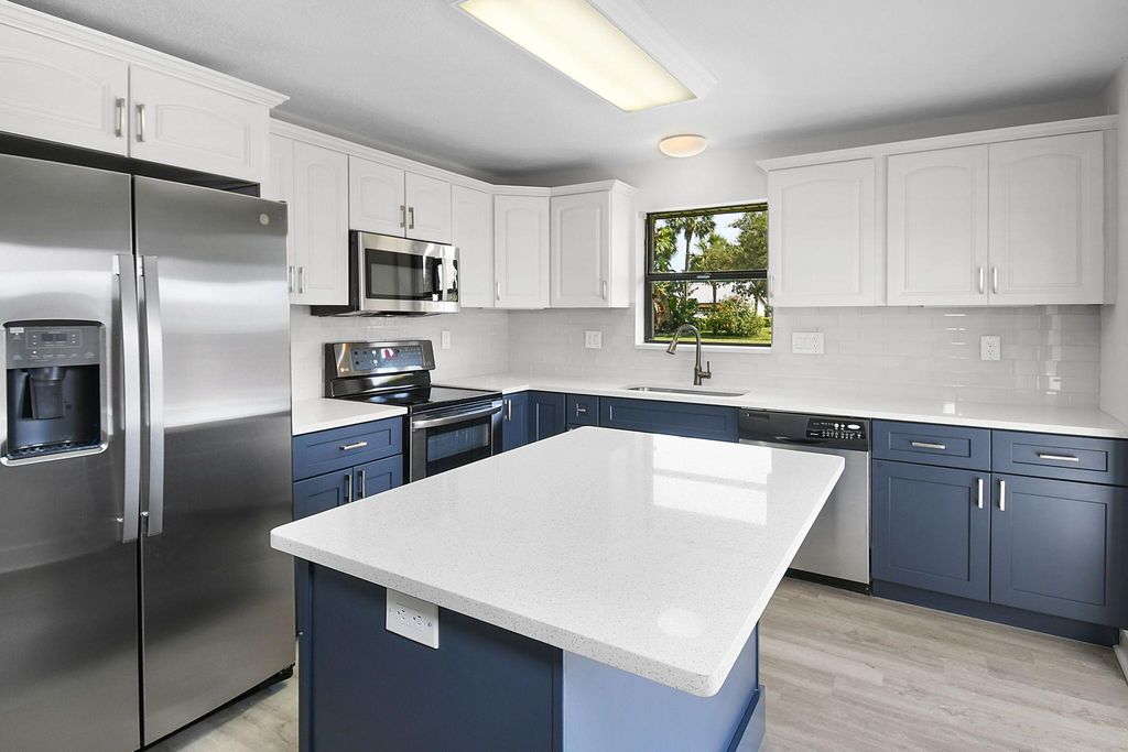 Photo of 1402 Nebraska Avenue #3b, Fort Pierce, FL 34950 (MLS # R11090054)