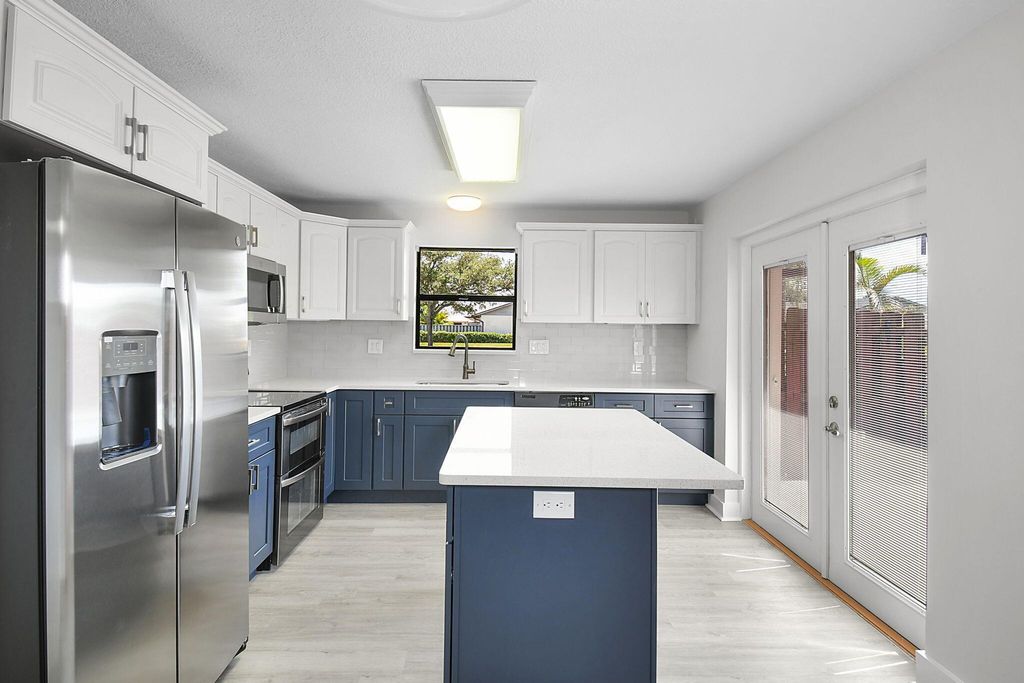 Photo of 1402 Nebraska Avenue #3b, Fort Pierce, FL 34950 (MLS # R11090054)