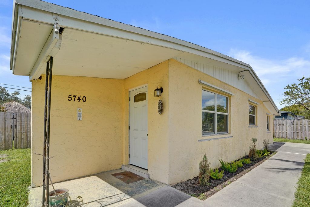 Photo of 5740 SW 38th Street, Davie, FL 33314 (MLS # B26030122)