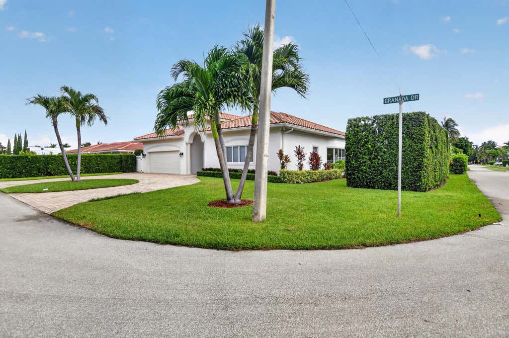 Photo of 899 Granada Drive, Boca Raton, FL 33432 (MLS # B26060213)