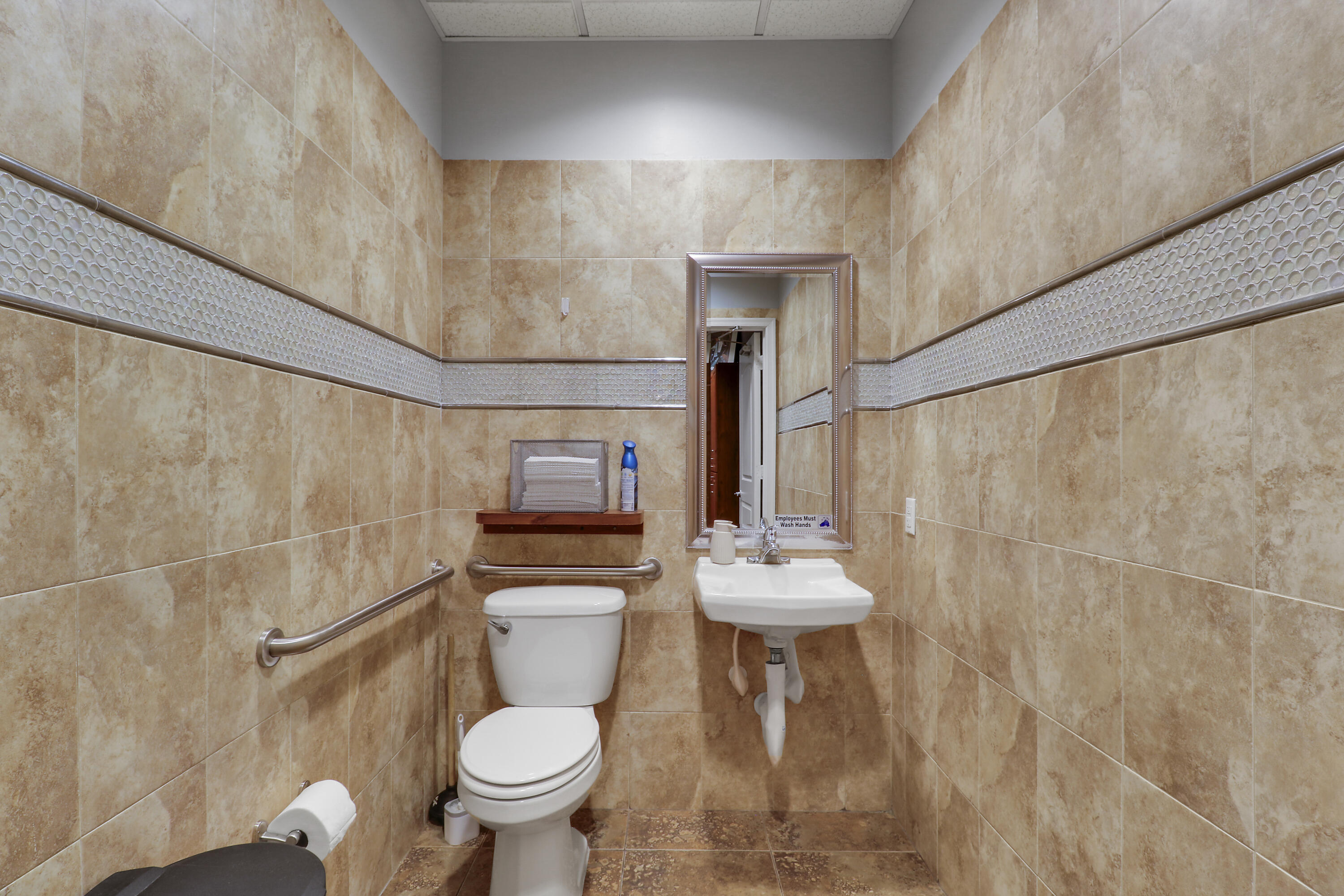 Main image without alt text