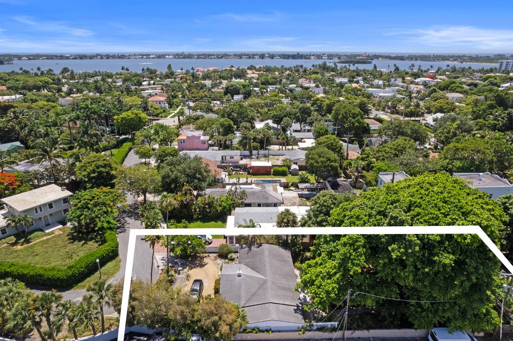 Photo of 330 Marlborough Place, West Palm Beach, FL 33405 (MLS # B26049047)