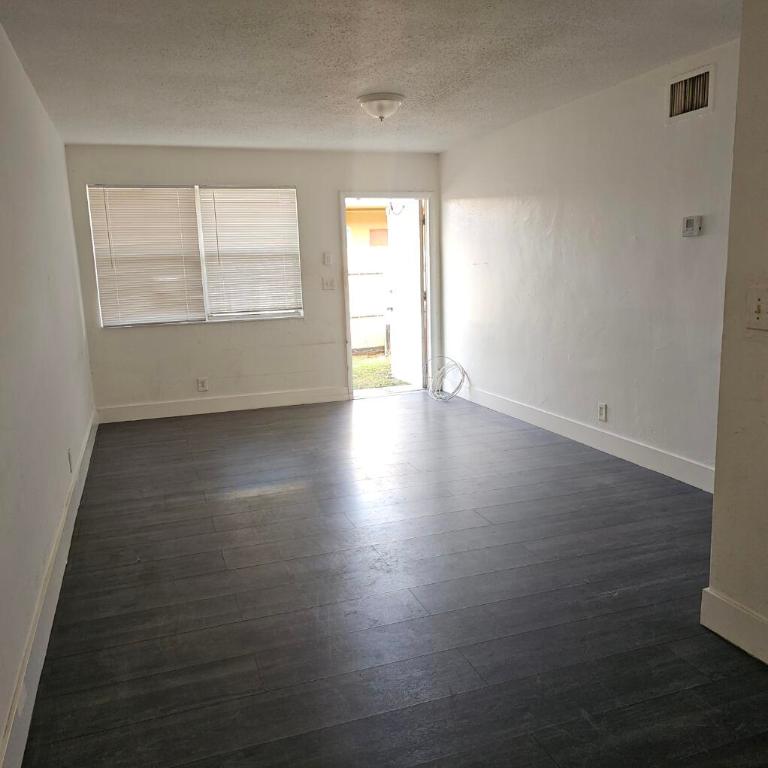 SUNSHINE VILLAS FIRST ADD - Residential Lease