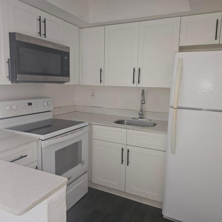 SUNSHINE VILLAS FIRST ADD - Residential Lease