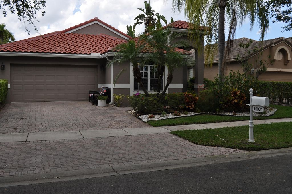 Photo of 10034 Diamond Lake Drive, Boynton Beach, FL 33437 (MLS # B26021161)