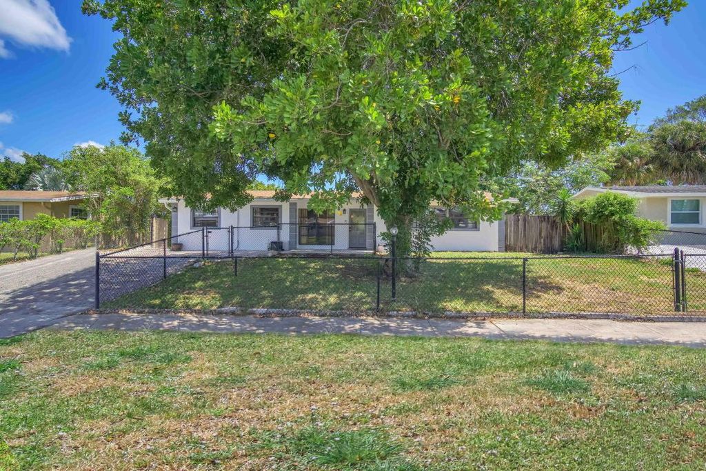 Photo of 3585 Dunes Road, Palm Beach Gardens, FL 33410 (MLS # R10979202)