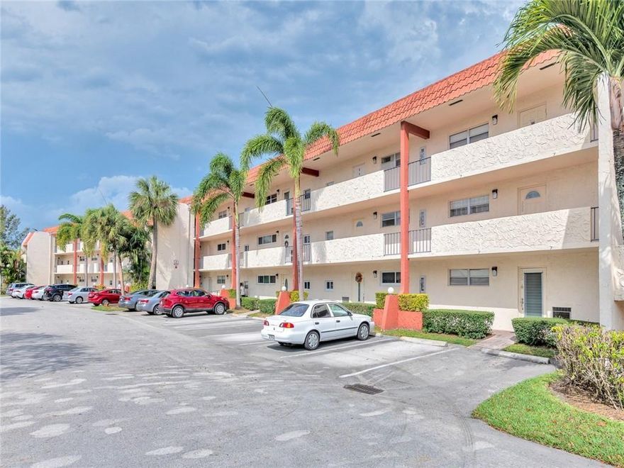 An oasis to call home, beautiful 2BA/2BA unit in perfect condition with an open floor plan idea for entertainment and relaxation. Hollybrook is a 55+ active community that offers, two 18 hole golf courses (PGA and Par 3), restaurant, heated pool, BBQ/picnic area, Library, theater, sauna, shuffleboard, clubhouse, courtesy bus, tennis & pickleball courts, vehicle wash area and EV charging station. Hollybrook is located close to major shopping areas, top rated hospitals, FLL airport, mins away from major highways and the beach... in the heart of lots of entertainment and fun things to  do.