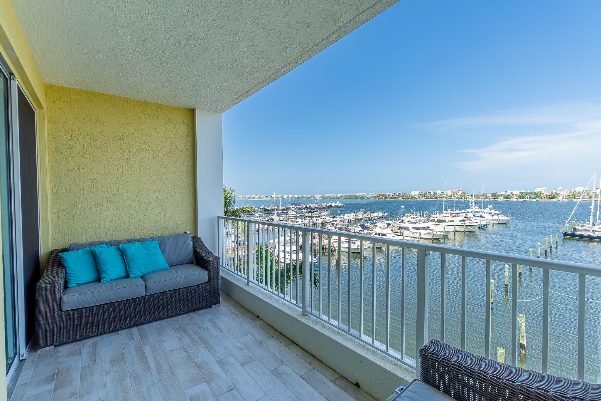 806 E Windward Way 424