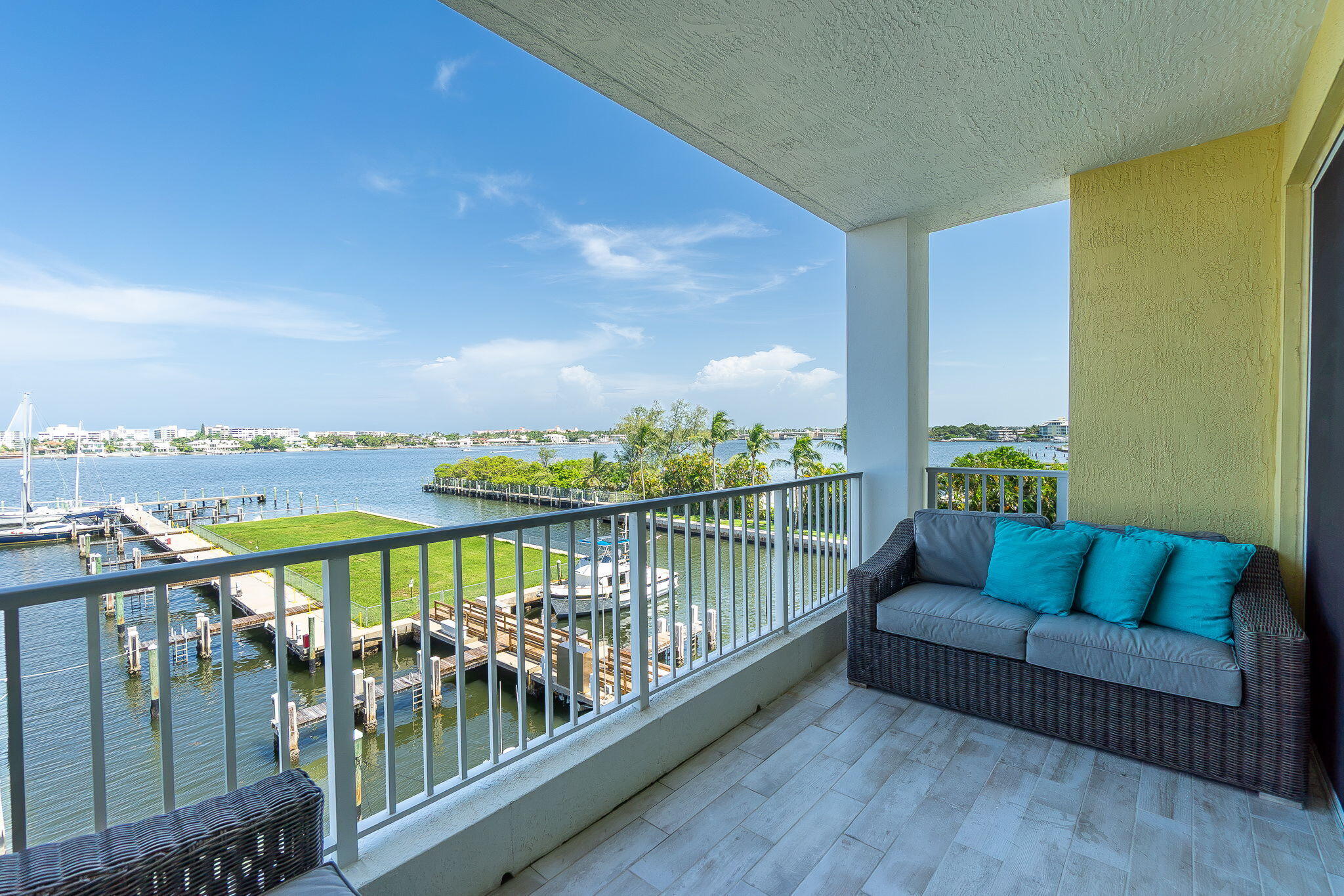 806 E Windward Way 424