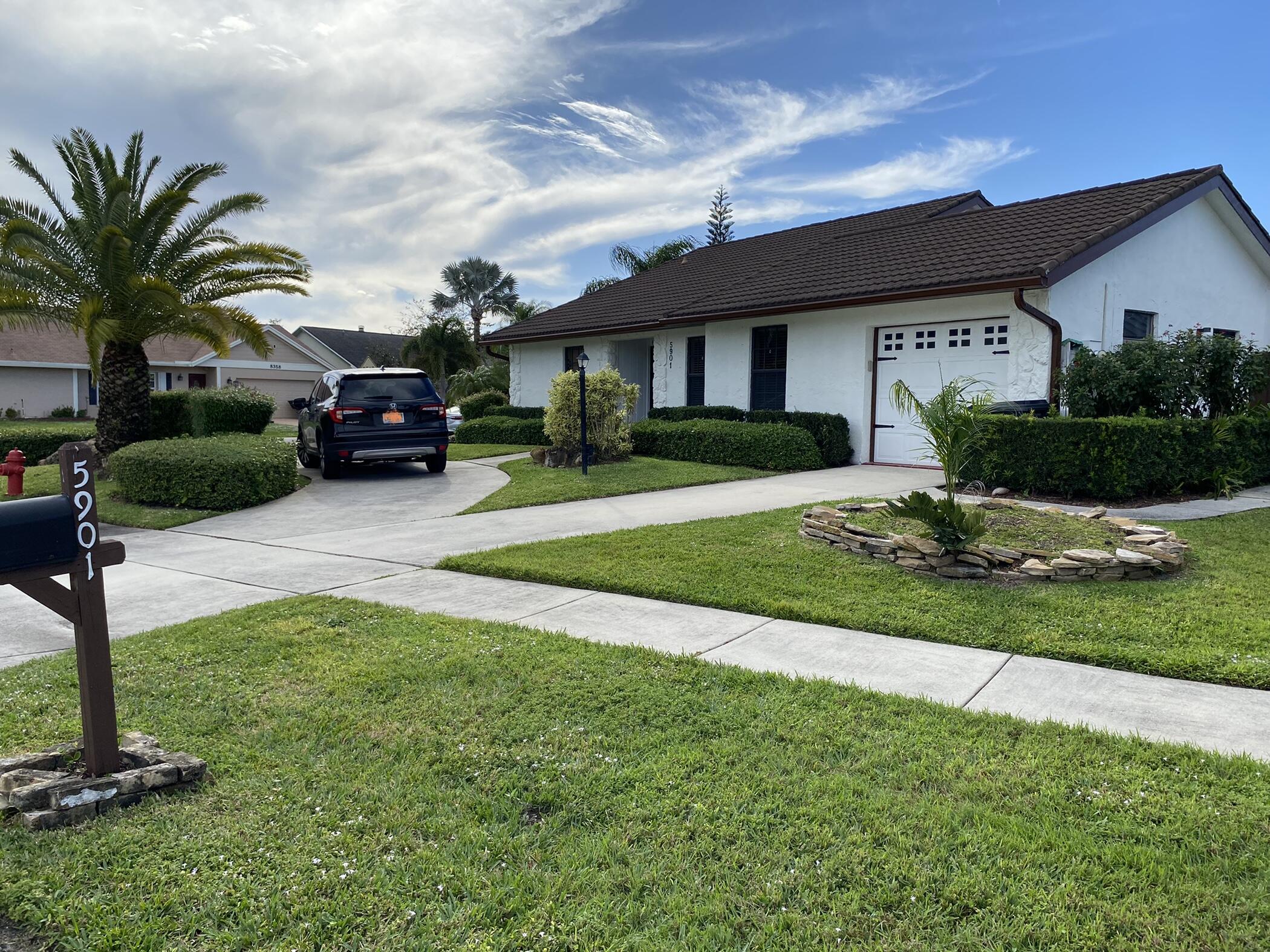 Beautiful corner house!! 4/3 with completely remodeled kitchen with a nice island. This property is located in the desirable Lake of Sherbrooke community surrounded by lakes and wide sidewalk, with a nice swimming pool, 2 tennis courts, playground and much more.
