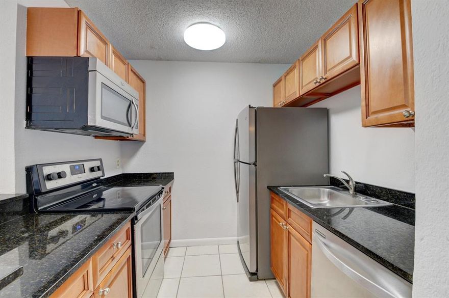 2 bedroom, 2 bathroom in the heart of Boynton Beach. A short drive away from the beach! Community has a pool and tennis courts.
***PLEASE USE FAR BAR AS IS CONTRACT FOR SALE*****