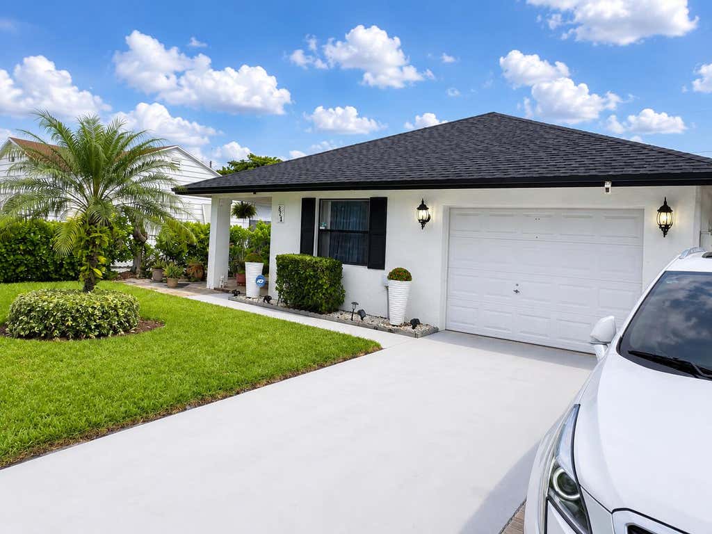 Photo of 821 Hampton Road, West Palm Beach, FL 33405 (MLS # B26068075)