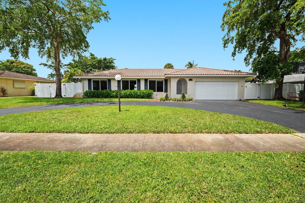Photo of 6101 SW 9th Street, Plantation, FL 33317 (MLS # B26035951)