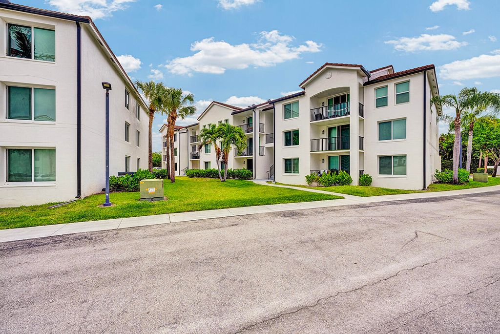 Photo of 1010 Villa Circle, Boynton Beach, FL 33435 (MLS # B26014905)