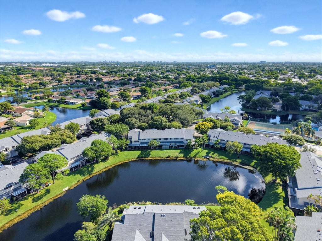 Photo of 2276 DISCOVERY Circle W #2276, Deerfield Beach, FL 33442 (MLS # B26081292)