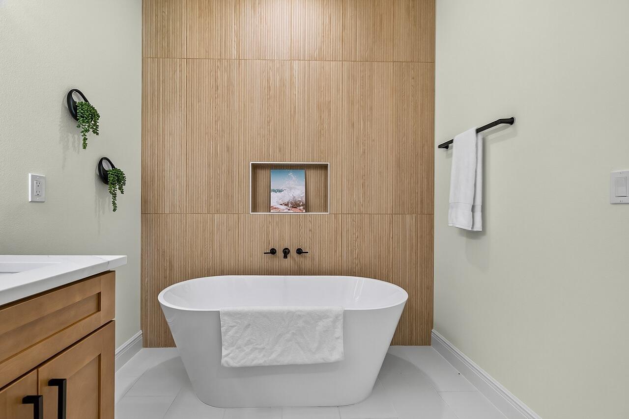 VERO LAKE ESTATES UNIT H- - Residential