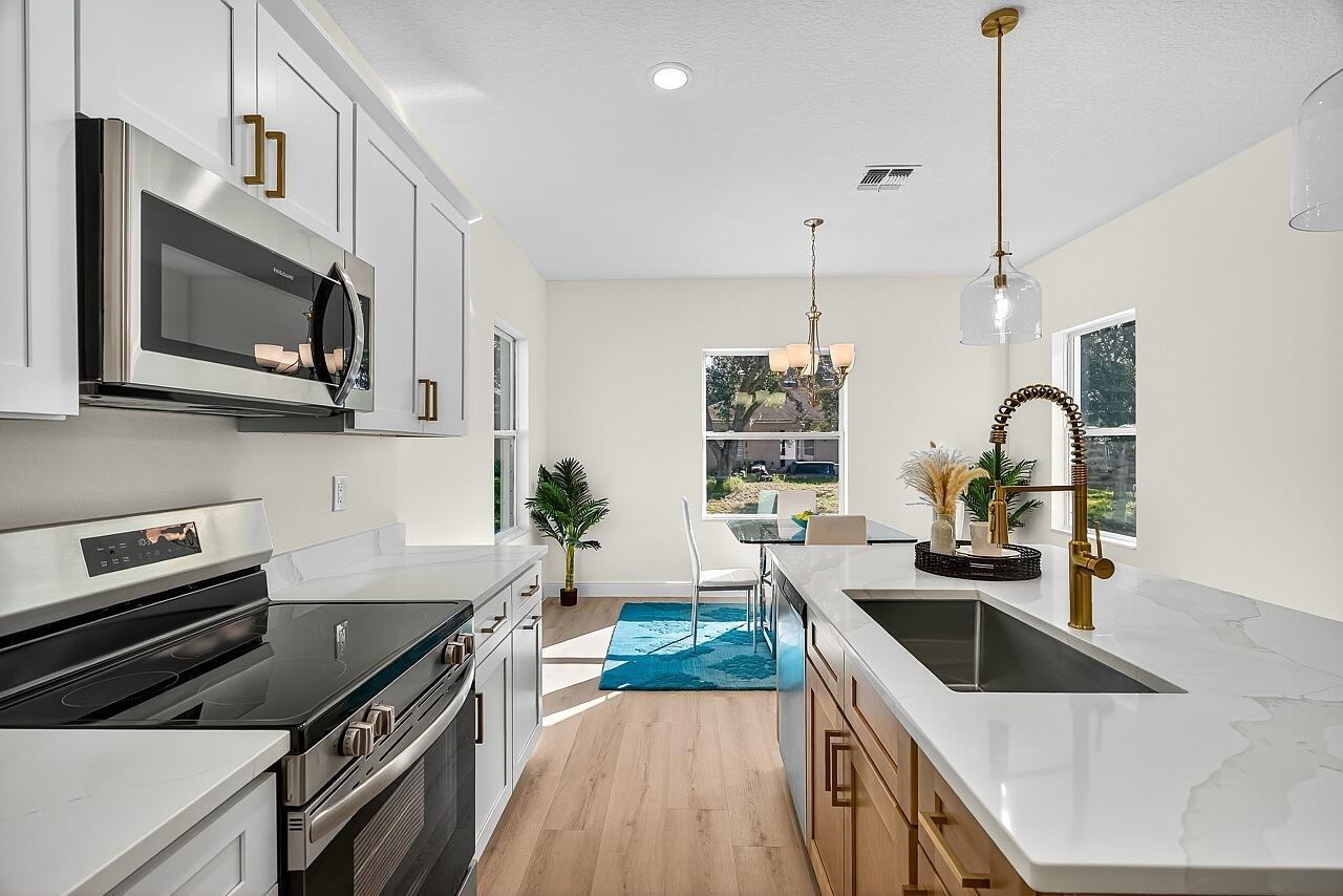 VERO LAKE ESTATES UNIT H- - Residential