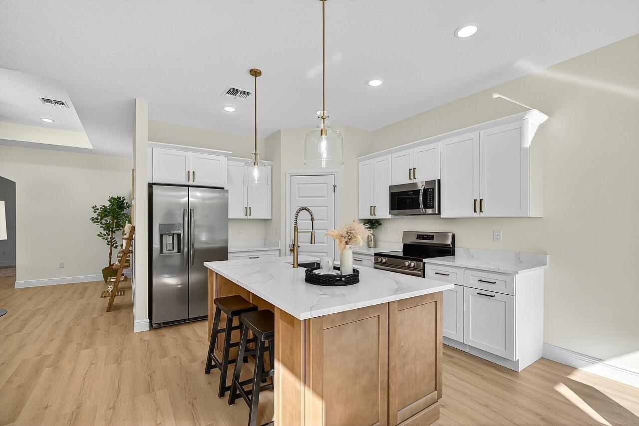 VERO LAKE ESTATES UNIT H- - Residential