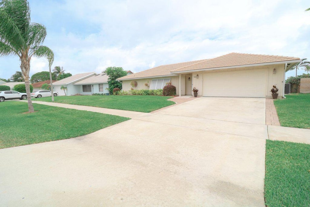 Photo of 73 Pine Hill Trail W, Jupiter, FL 33469 (MLS # B26046226)