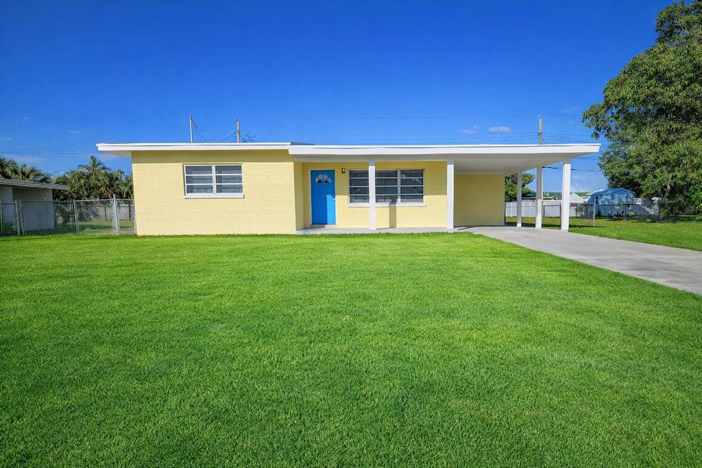 Photo of 116 NE Entrada Avenue, Port Saint Lucie, FL 34952 (MLS # B26008440)