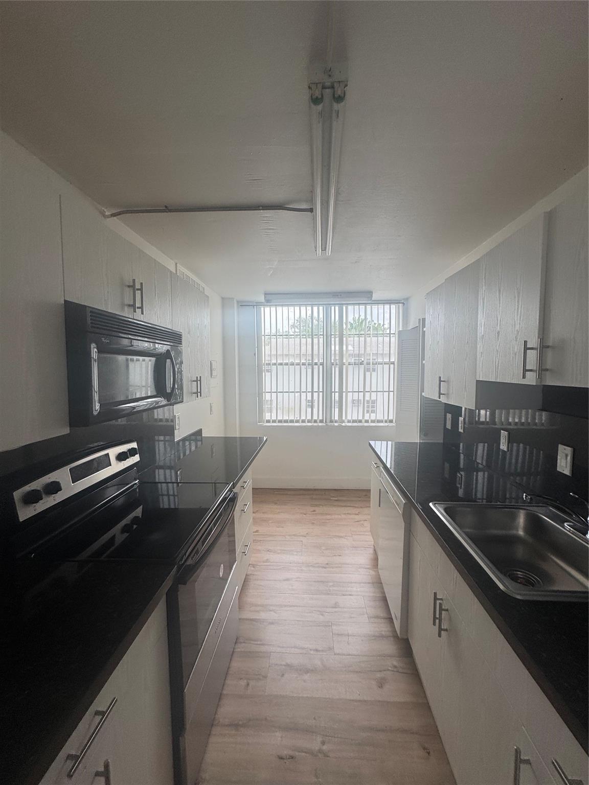 Easy to show !! Location Location Location !! Downtown North Miami. 1/1 with nice balcony