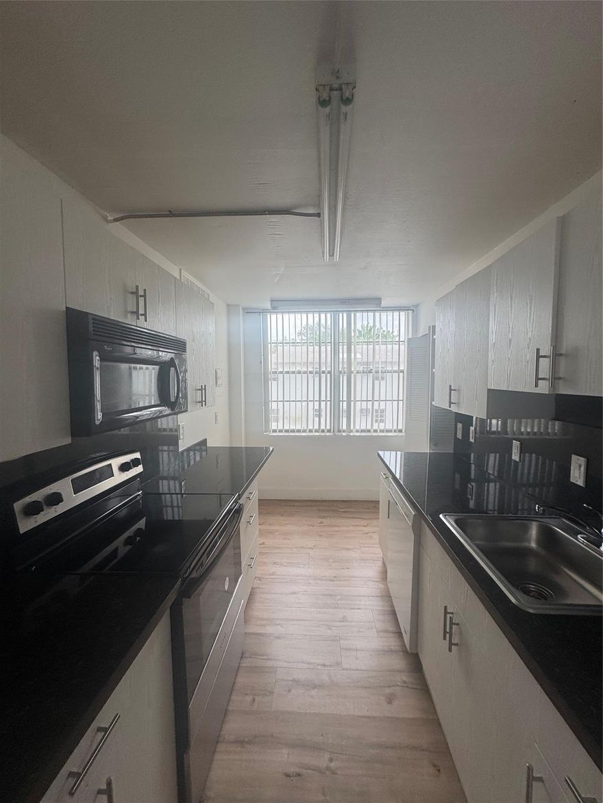 Easy to show !! Location Location Location !! Downtown North Miami. 1/1 with nice balcony