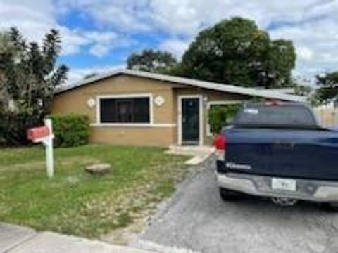 Townhomes and Villas with Garages For Sale in Broward County, FL 59 301 N 66th Avenue Hollywood FL 33024