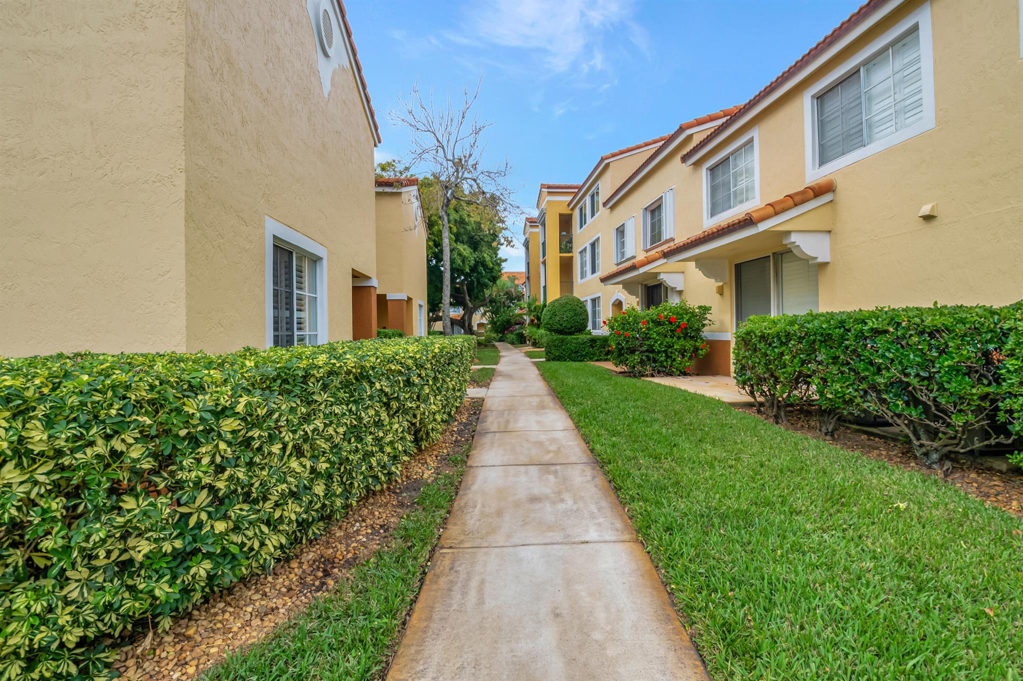 YACHT CLUB ON THE INTRACO - Residential
