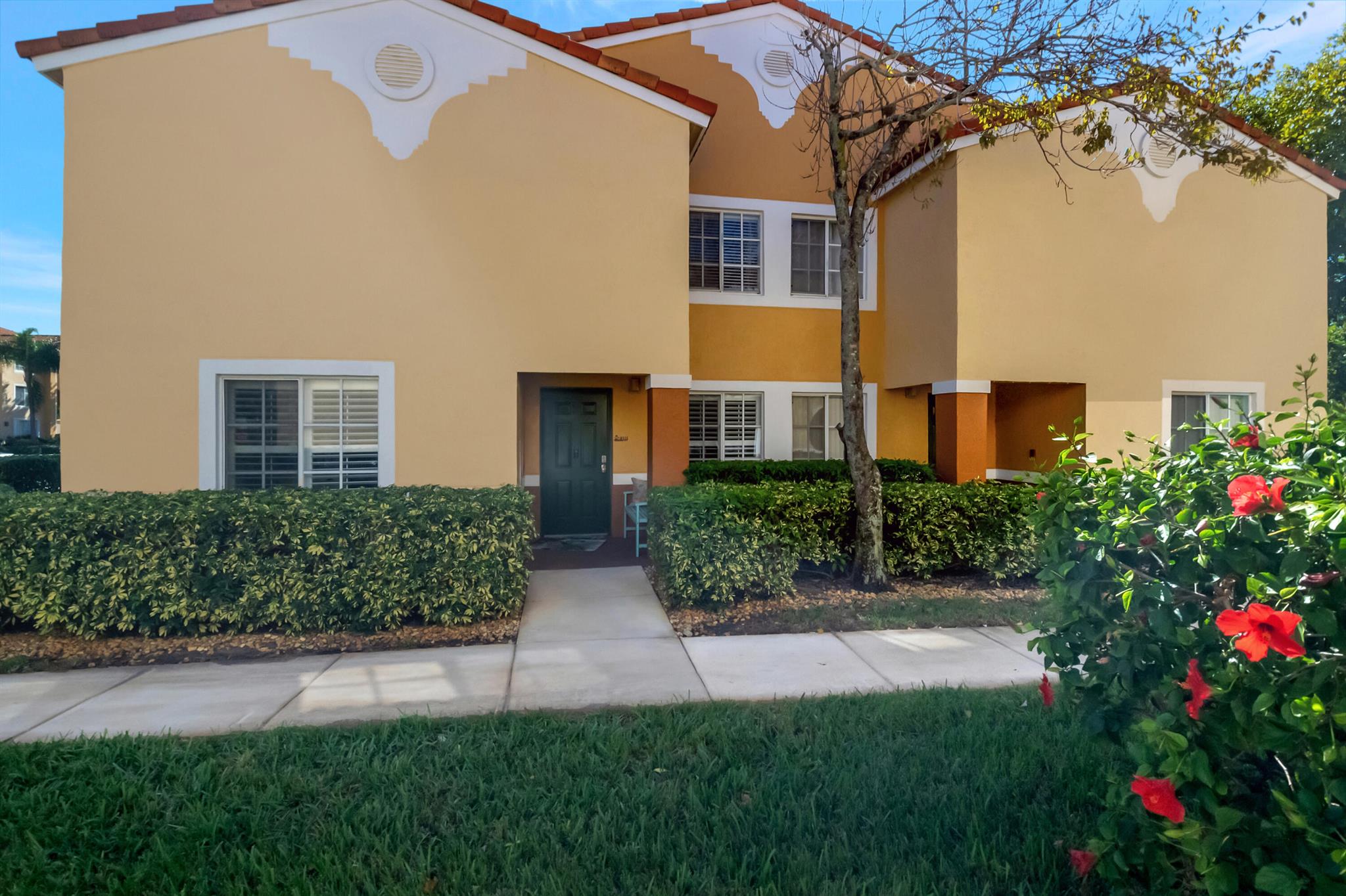 YACHT CLUB ON THE INTRACO - Residential