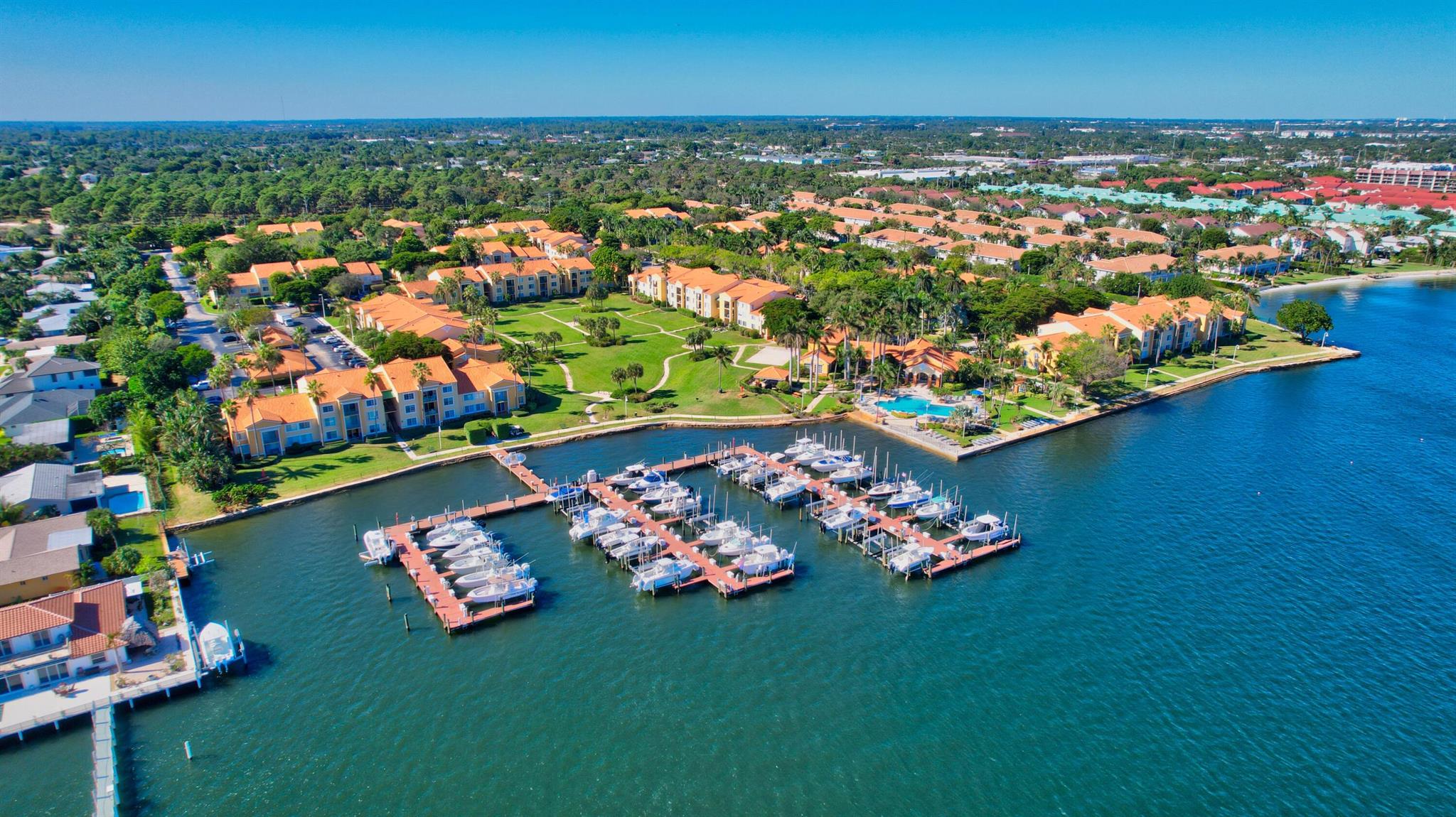 YACHT CLUB ON THE INTRACO - Residential