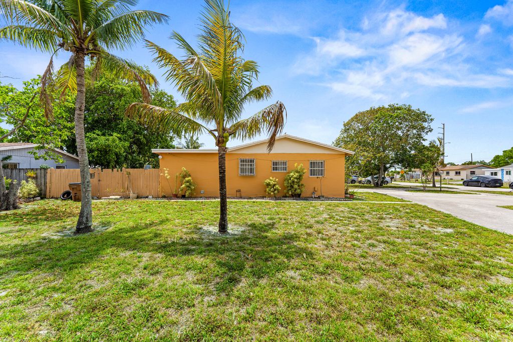 Photo of 610 SW 10th Court, Deerfield Beach, FL 33441 (MLS # B26025061)