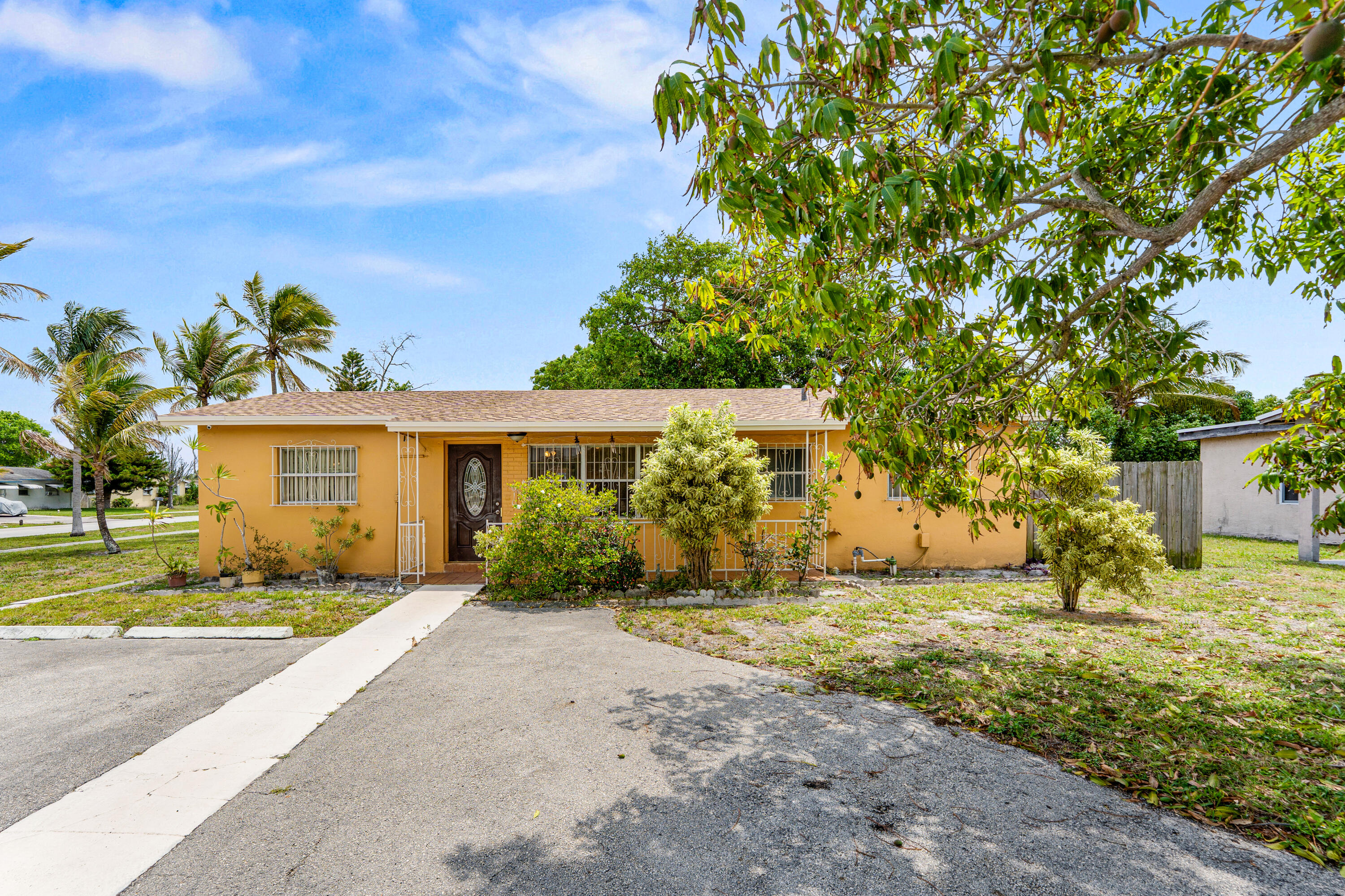 610 SW 10th Court