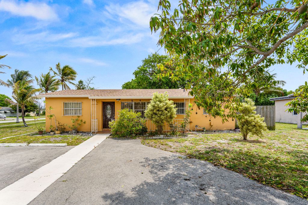 Photo of 610 SW 10th Court, Deerfield Beach, FL 33441 (MLS # B26025061)