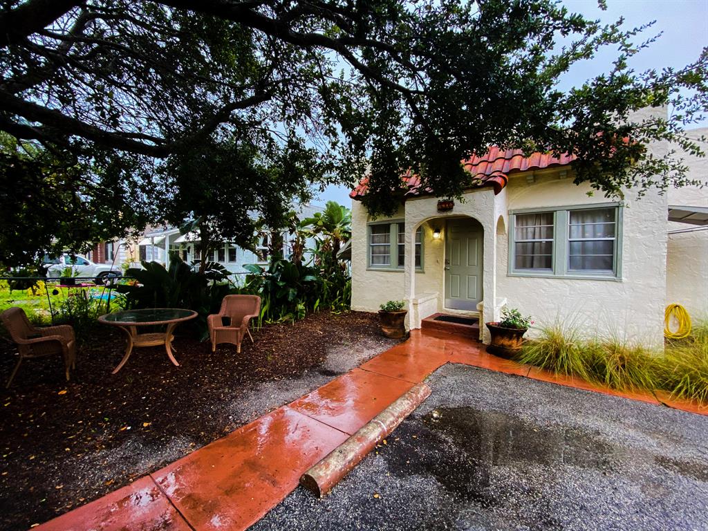 Very cozy place, close to the beaches, parks, restaurants, etc.