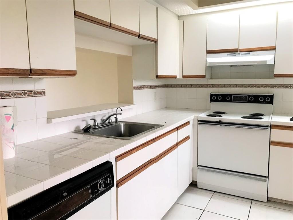 CAMBRIDGE AT CENTURY - Residential Lease