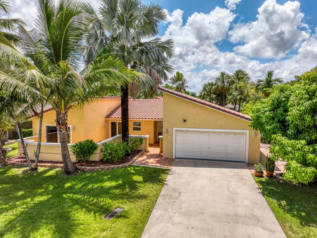 Photo of 461 NW 47th Avenue, Deerfield Beach, FL 33442 (MLS # B26057842)