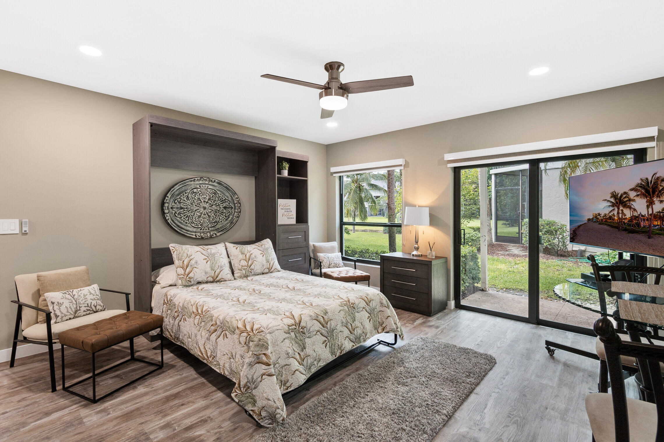 Fully furnished seasonal rental! Remodeled studio, located in the prestigious Palm Beach Polo & Country Club. Just minutes from WEF, Global Dressage, and all shops and restaurants. Come see this beautiful unique studio and make it yours.