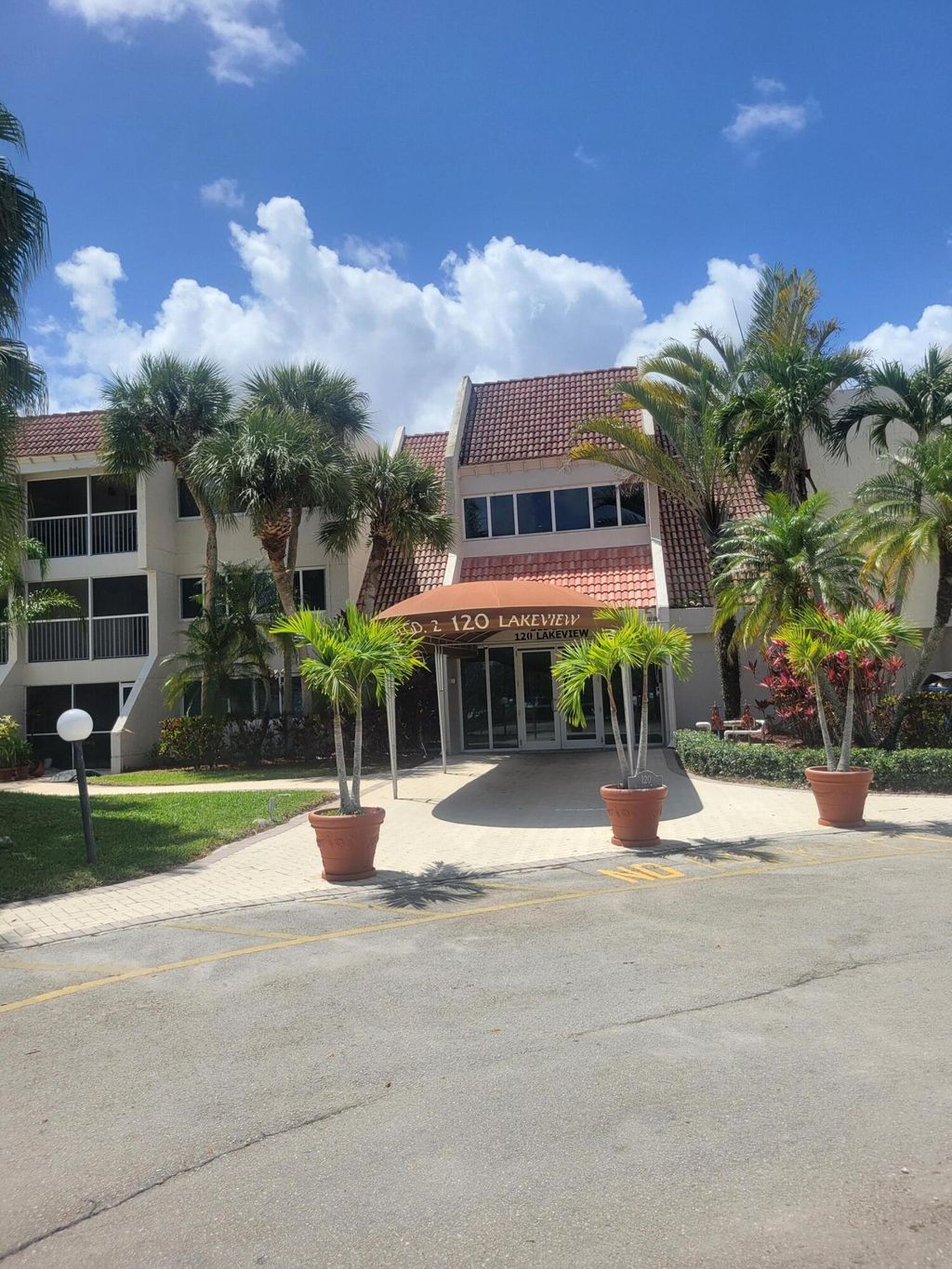 Photo of 120 Lakeview Drive #103, Weston, FL 33326 (MLS # B26011703)