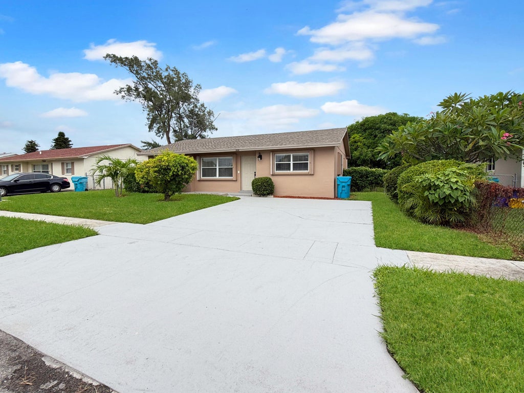 Photo of 2030 NE 1st Lane, Boynton Beach, FL 33435 (MLS # B26061894)