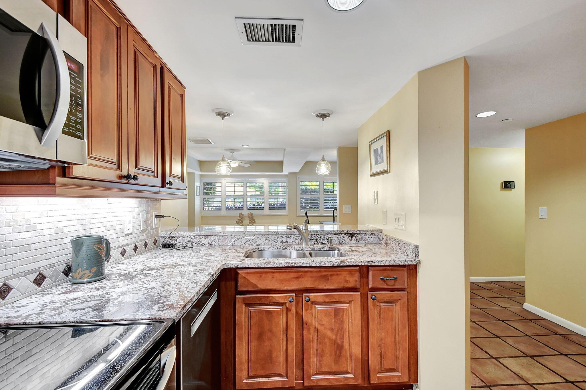 OAK HARBOUR CONDOS - Residential Lease