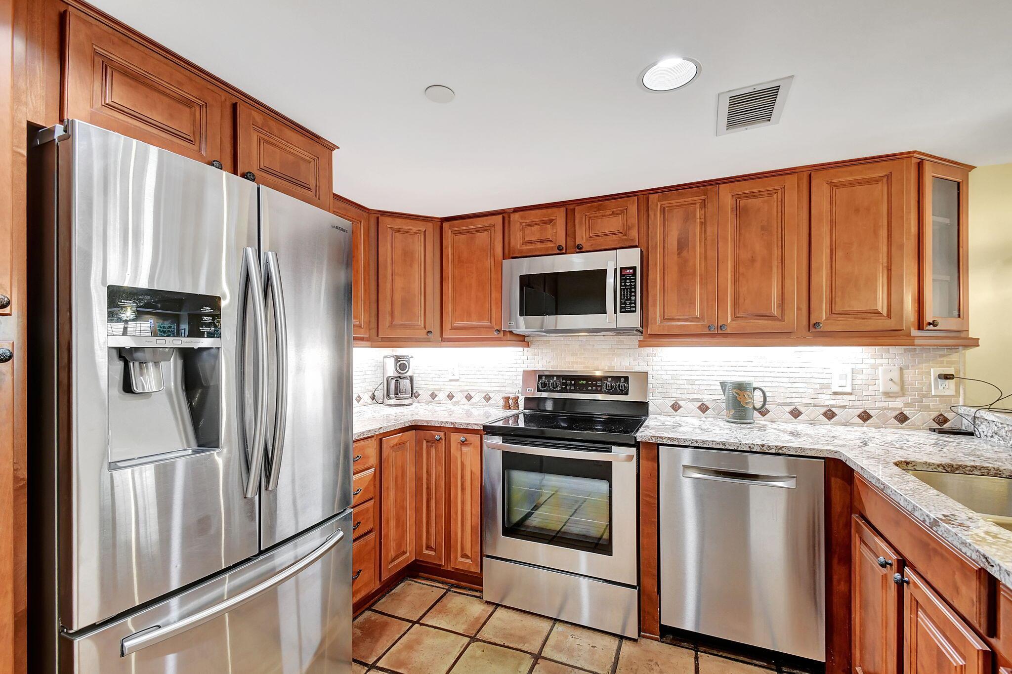 OAK HARBOUR CONDOS - Residential Lease